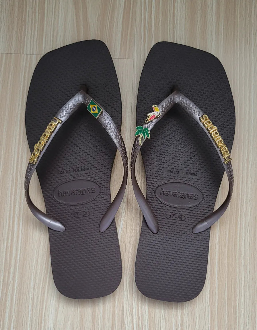 Havaianas Quadrada Personalizada com Pingentes Bandeira Brasil Tucano e Coqueiro