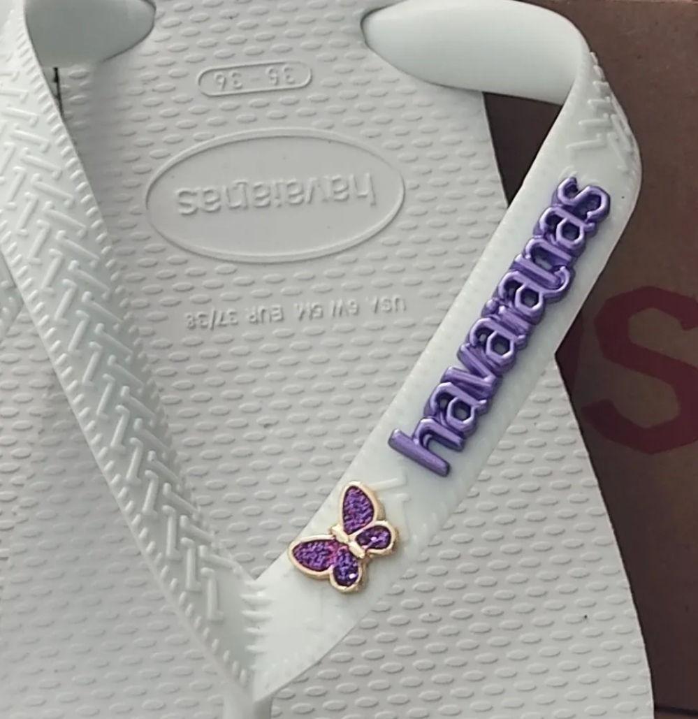 Havaianas Top + Pingente Borboleta e Logomarca Metalizada