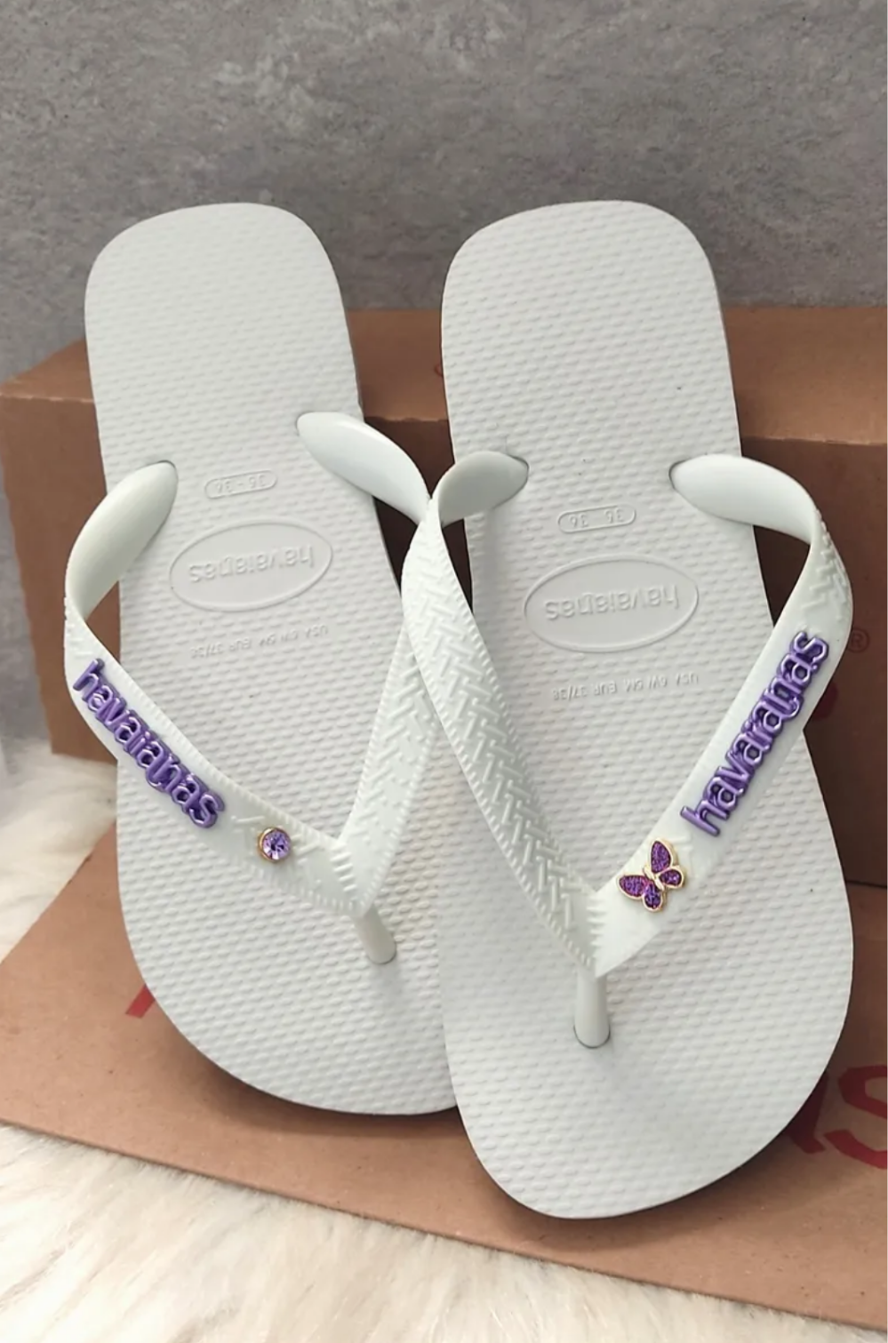 Havaianas Top + Pingente Borboleta e Logomarca Metalizada