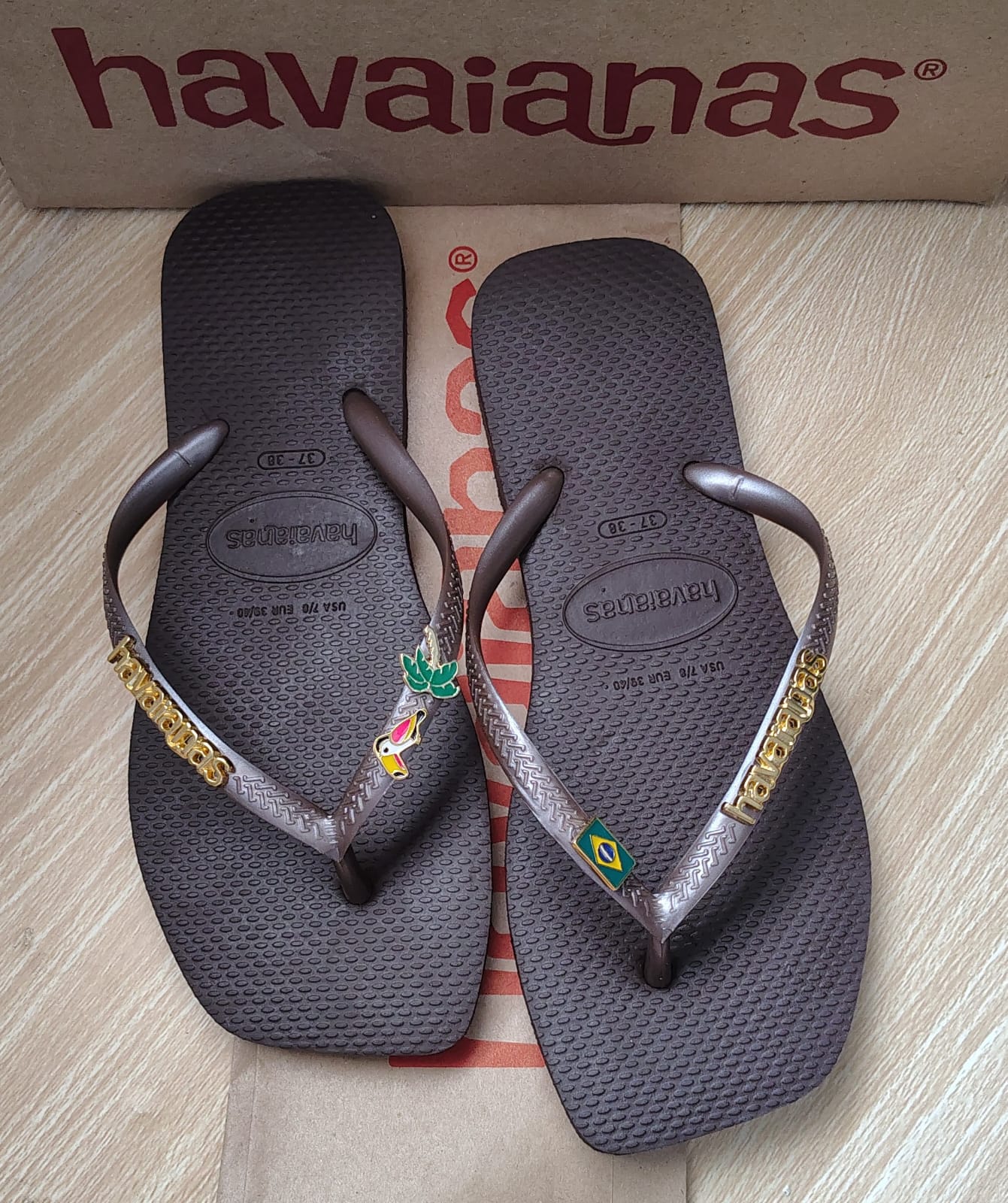 Havaianas Quadrada Personalizada com Pingentes Bandeira Brasil Tucano e Coqueiro
