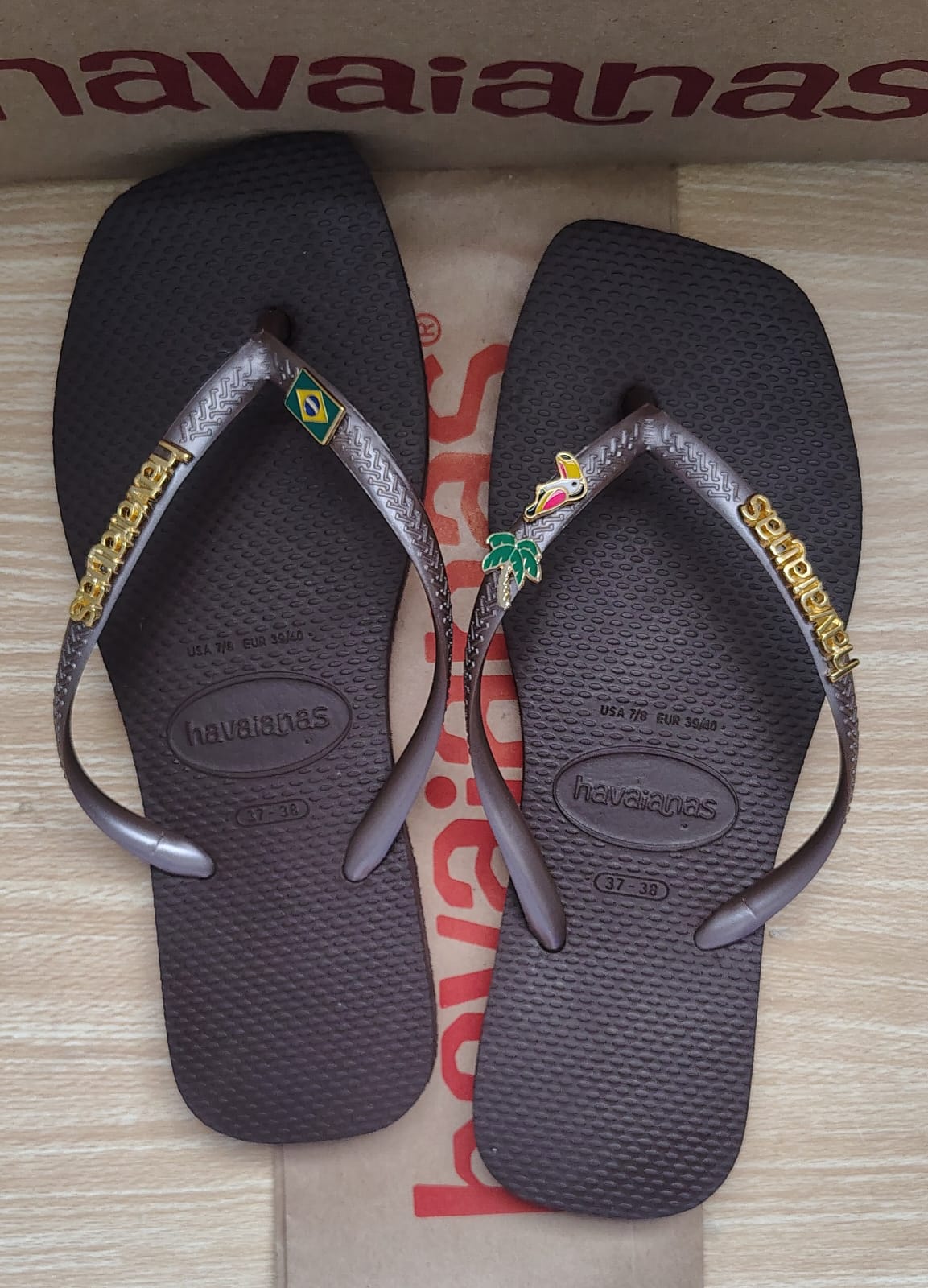 Havaianas Quadrada Personalizada com Pingentes Bandeira Brasil Tucano e Coqueiro