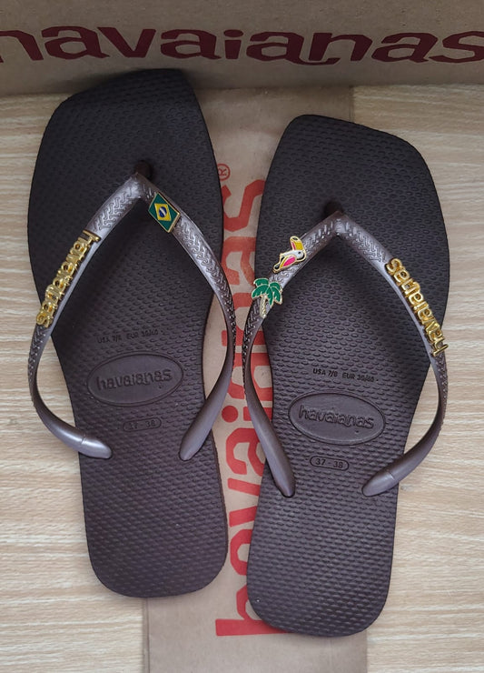 Havaianas Quadrada Personalizada com Pingentes Bandeira Brasil Tucano e Coqueiro