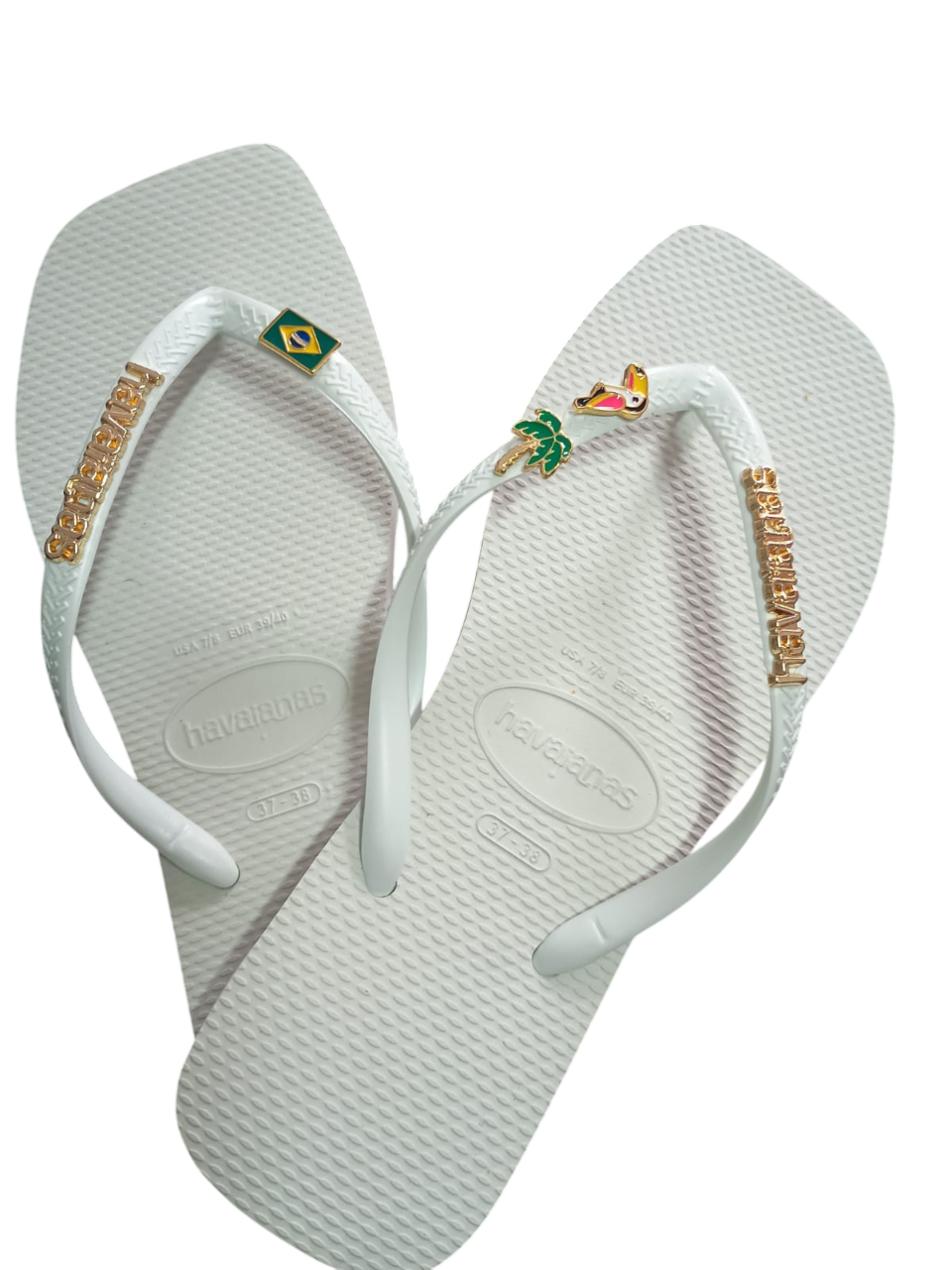 Havaianas Quadrada Personalizada com Pingentes Bandeira Brasil Tucano e Coqueiro