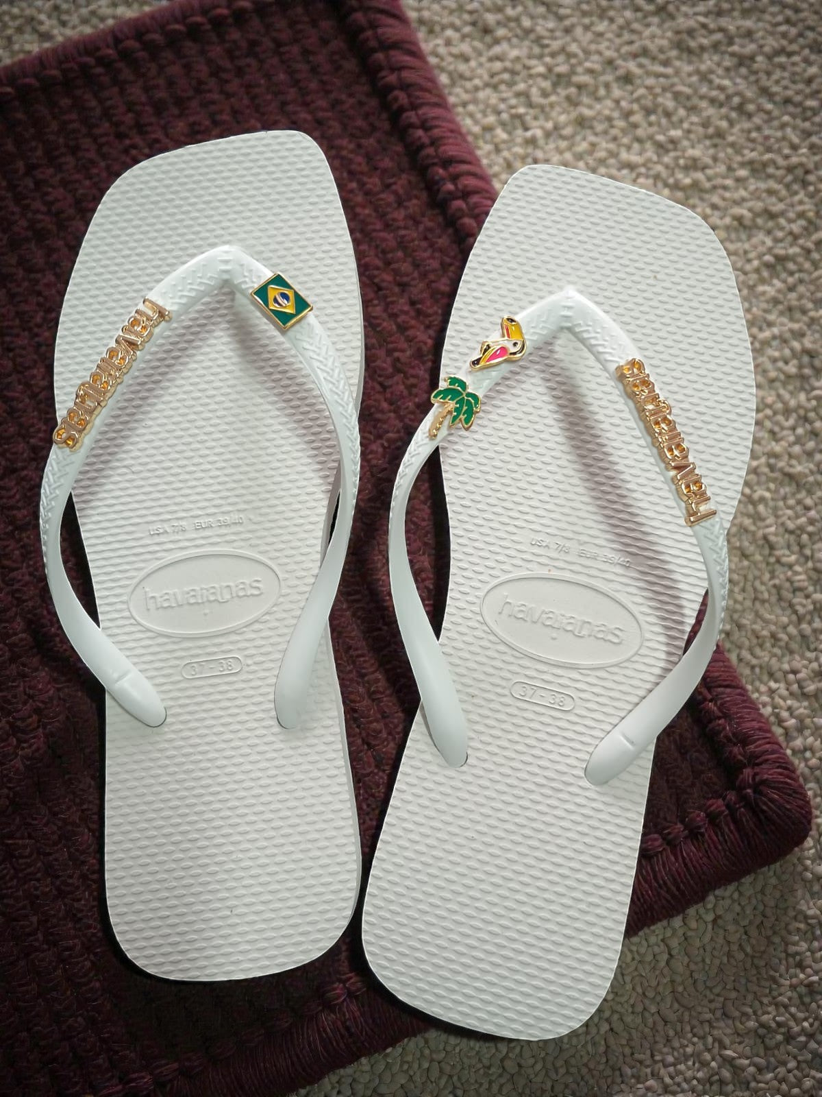 Havaianas Quadrada Personalizada com Pingentes Bandeira Brasil Tucano e Coqueiro