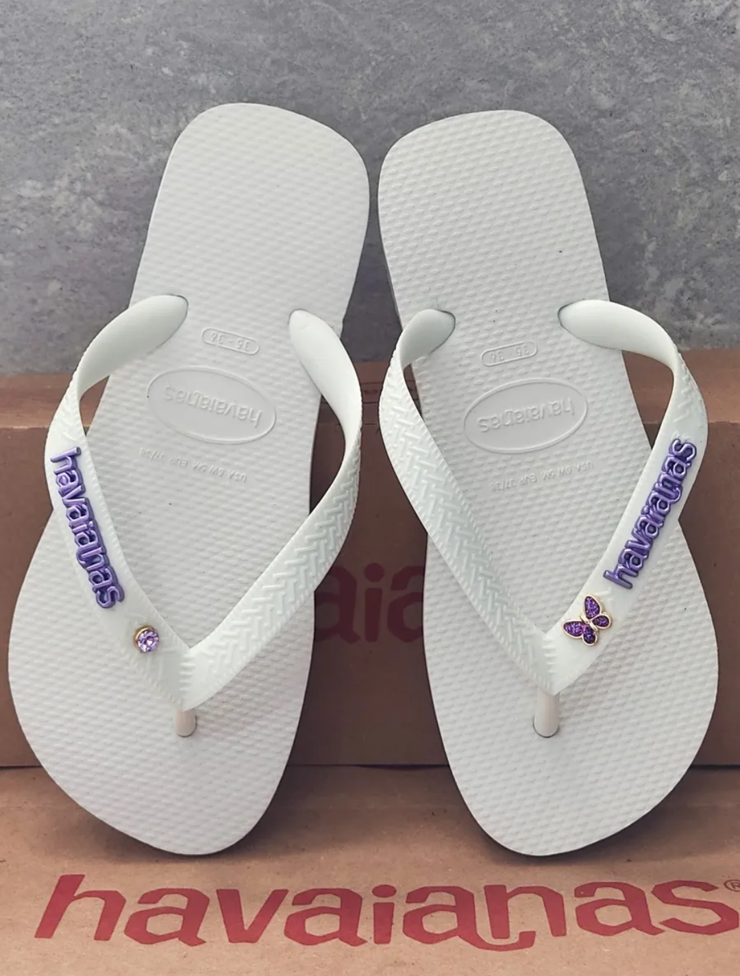 Havaianas Top + Pingente Borboleta e Logomarca Metalizada