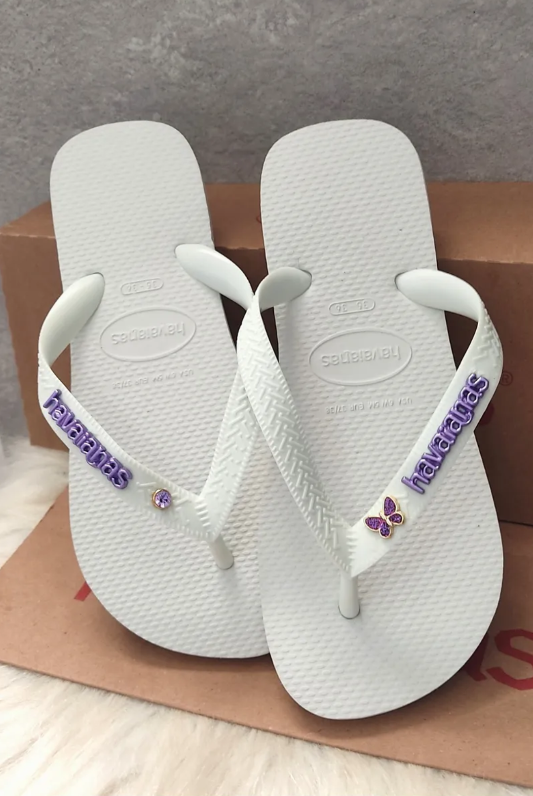 Havaianas Top + Pingente Borboleta e Logomarca Metalizada